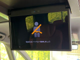 【13.2型有機ELフリップダウン】三列目からでも迫力のエンタメが観れる大画面フリップダウン。有機ELのモニターでは、一般的なフリップダウンよりも高コントラストキレイな映像を楽しめます。