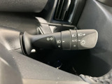 直感的な操作で、安全な車線変更をサポートします。シンプルなデザインで、視認性も確保されています。