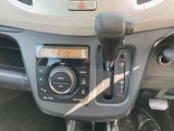 手にフィットするシフトレバーで運転が快適