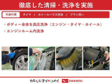 専用のエンジンクリーナーで全体に噴霧し汚れを浮かします。ボンネット裏などの汚れを中心にブラシがけを行い、洗浄しエアブローで仕上げております。