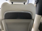 シートの後部にスピーカーが装備されています。