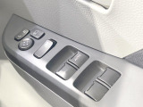 【電動格納ミラー】サイドミラーは電動格納式となっており、狭い駐車場でもキズがつくリスクを抑えられます。
