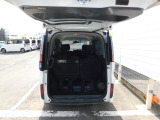 3列目のシートを活用しているときの荷室です。収納スペースの深さがありますのでたくさんの荷物が乗ります。