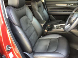 マツダは運転手中心の車つくりを行っております。上部に視認ゾーン、手が届く位置に操作ゾーンを配置し、運転に集中できるコックピットを演出しております☆