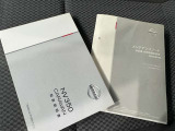 メンテナンスノート、取扱説明書です。 その車の整備記録が事細やかに記録されています。 車が生まれてから今までどのような道を歩んできたのか判るとても重要な物ですよ。
