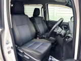 運転席まわりには十分なスペースがあり、大柄な方でもゆったり運転していただける環境です。