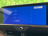 お好みの音楽やラジオを、クリアなサウンドで楽しめます。多彩なソースに対応し、ドライブの雰囲気を盛り上げてくれるでしょう。操作も簡単です。