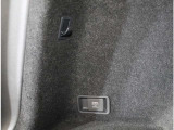 ラゲッジにはフックが付いています!お買い物袋や、ちょっとしたカバンを掛けたいとき、荷物を固定したい時にに便利ですよ!