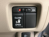 握りやすいデザインで、長距離運転でも疲れにくいステアリング。操作もスムーズで、快適なドライビングをサポートします。