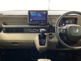 運転席と助手席の間はすっきり、移動も楽々です。さっと手が届く位置にATセレクトレバーやエアコンスイッチなどがあり操作性に優れています