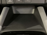 セレクトレバー奥にはトレーがございますので、スマートフォンなどの充電の時に便利にお使いいただけます。