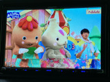停車時に、お子様と一緒にテレビ番組を視聴できます。移動時間中のエンターテイメントに最適です。