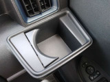 運転席側のドリンクホルダーは安定感のある埋め込み式となっています。