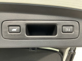 運転席とリアゲート本体に開閉スイッチを装備し、とても便利な電動リアゲート!