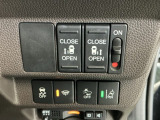 パワースライドドアの開閉はスマートキーのリモコンやドアノブは勿論、運転席側のスイッチ操作でも開閉ができ、安全・簡単です