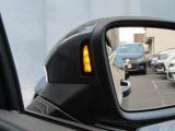 後方から接近する車両を検知すると点灯して知らせてくれます。これで車線変更も怖くない!