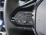 【アクティブクルーズコントロール】前走車がいる場合はレーダーと車載カメラがその速度と距離を検知し、適切な車間距離を保ちます。
