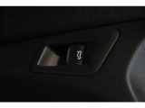 運転席からトランクゲートを開けることも可能です。