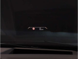 【ヘッドアップディスプレイ】現在の車速表示や目的地へのルート案内やメディア関連のリストを表示する事が可能です。視線移動を減らす事によりドライブに集中して頂けます。