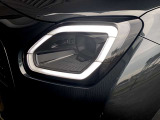 MINIのキャラクターを表現するLEDヘッドライト。ウインクするライトはMINIだけ!