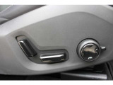 運転席にはパワーシートが付いており、細かいポジショニングやメモリーが可能です。体型を問わず、ドライビングポジションを設定することが可能です。