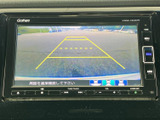 バックカメラ連動で、安全な後退をサポートします。駐車時や狭い場所での運転をアシストし、安心して運転できます。