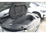 エンジンルームがないため、荷物を収納することができます。スリムなルーフラインからは想像もできないほどの積載能力を秘めています。