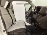 女性でも運転がしやすいように、シートの高さ調整機能(シートリフター)がついています。運転席と助手席の間が空いている為、助手席側への移動がスムーズです。交通量の多い道でも助手席側から乗り降りができます。