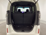 開口部も広く荷物の積み下ろしもしやすいお車となっております。シートの背もたれは5:5の割合で背もたれを可倒でき、前後のシートスライドもできるので荷室をひろげることができます。