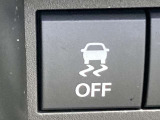【ESP】車両の横滑りを感知すると安定性を維持するために、ブレーキやエンジンのパワーを自動的に制御します。