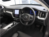 インストルメントパネルは僅かに運転席側へと傾けられているほか、余計なスイッチ類を可能な限り排し、運転に集中しやすい環境を造り出しています。