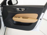 運転席ドアの全景です。キャビンを彩るすべてのものに、機能を形にした美しさが備わっています。