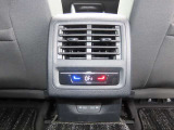 ☆3ゾーンフルオートエアコン☆独立型になっていますので運転席・助手席・後部座席で温度設定を変えられます。