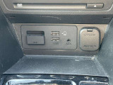 USB端子が差し込めるようになっています!ケーブルを接続することで、車内でスマートフォン等の充電が可能に!