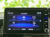 ラジオ、CD、DVD、SDカードなど、多彩なメディアからお好みの音楽を再生可能。豊富な機能を備え、快適なカーライフをサポートします。