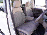 【運転席・助手席】座り心地の良い運転席・助手席です。長時間のドライブの疲れ軽減に貢献します。どうぞ快適なドライブを。