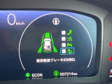 【ホンダセンシング】走行中に前方の車両等を認識し、衝突しそうな時は警報とブレーキで衝突回避と被害軽減をアシスト。より安全にドライブをお楽しみいただけます。