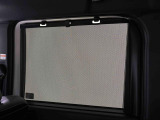 後席にお乗りの方が眩しくないように日差しを軽減する格納式リヤドアサンシェードが付いてます
