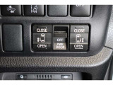 スライドドアの開閉は、ドアハンドルはもちろん運転席からのスイッチ操作でも可能です。お子様の送迎時の乗り降りも一段と楽になります。