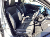 運転席には大きなアームレストが付いてます。