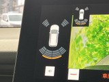 後退時の安全をサポートするバックモニター。死角を減らし、スムーズな後退を可能にします。駐車や狭い場所での運転を安心に。