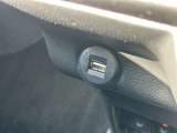 USB端子が差し込めるようになっています!ケーブルを接続することで、車内でスマートフォン等の充電が可能に!