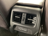 後部座席にもエアコンの吹き出し口があるので車内全体を快適に過ごすことができます。