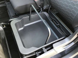 助手席シートの下には、収納BOXが有り!!