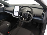 【harman/kardon】5つのスピーカーを内蔵したサウンドバーにより、ドライバーを包み込む音場を実現しました。また、洗練されたミニマルデザインは、キャビンをスタイリッシュに彩ります。