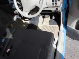 運転席足元