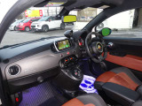 視界が広く運転しやすい運転席まわりです。各スイッチ類の位置も直感的に操作しやすく、長距離ドライブでも疲れにくい設計になっています。