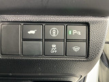 横滑りを抑制し車の姿勢の安定を図るVSA機能、車庫入れや縦列駐車など狭い場所でも安心な障害物センサー搭載。運転席とリアゲート本体に開閉スイッチを装備し、とても便利な電動リアゲート!