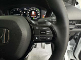 高速での運転をサポートし、疲労を軽減する前車追従付きクルーズコントロールを標準装備しています。