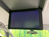 【フリップダウンモニター】大画面モニターで後席でもエンタメをお楽しみいただけます。小さなお子様にも大人気の装備です♪